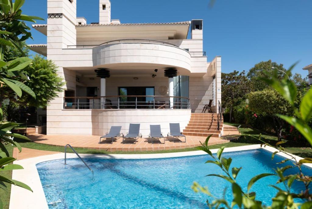 Beachside Villa In Puerto Marina, 베날마데나코스타 외부 사진